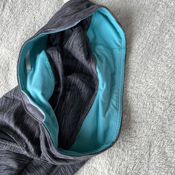 Lululemon crops size 6 - Picture 3 of 6